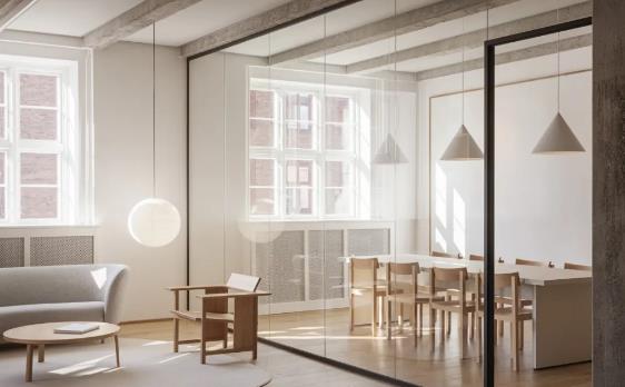 青島網(wǎng)店代運營公司北歐極簡辦公室裝修設(shè)計圖片欣賞